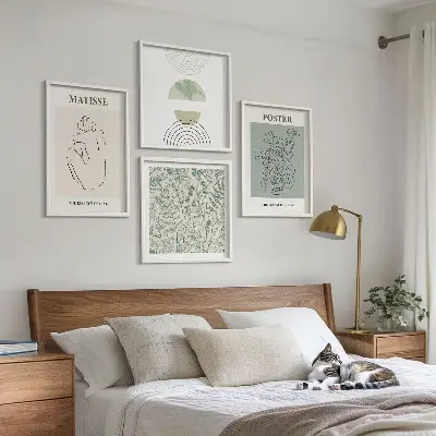 Billedvæg over sofa med minimalistiske linjer og plantemønstre