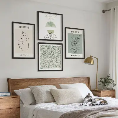 Billedvæg over sofa med minimalistiske linjer og plantemønstre
