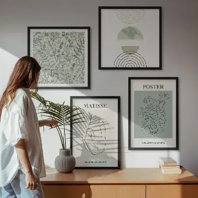 Billedvæg over sofa med minimalistiske linjer og plantemønstre