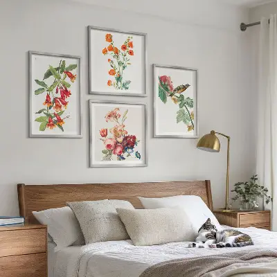 Billedvæg over sofa med retro motiv af malede blomster og fugle