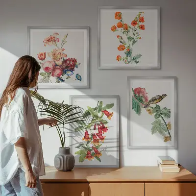 Billedvæg over sofa med retro motiv af malede blomster og fugle
