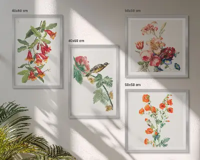 Billedvæg over sofa med retro motiv af malede blomster og fugle
