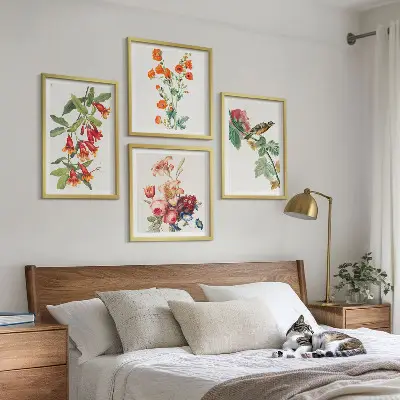 Billedvæg over sofa med retro motiv af malede blomster og fugle