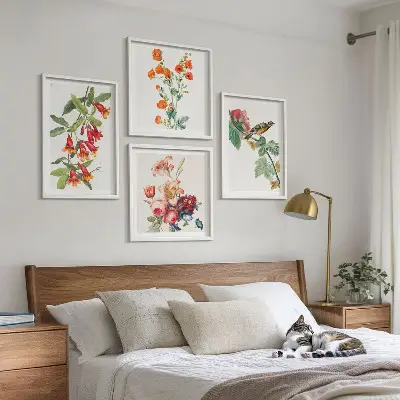 Billedvæg over sofa med retro motiv af malede blomster og fugle