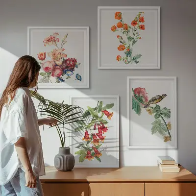 Billedvæg over sofa med retro motiv af malede blomster og fugle
