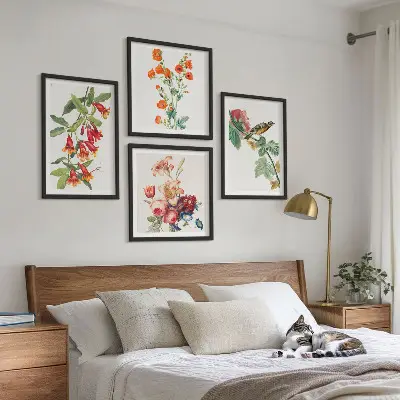 Billedvæg over sofa med retro motiv af malede blomster og fugle