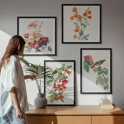 Billedvæg over sofa med retro motiv af malede blomster og fugle