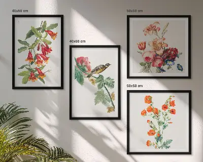 Billedvæg over sofa med retro motiv af malede blomster og fugle