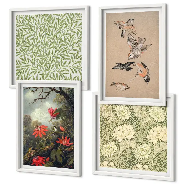 Billedvæg over sofa med motiv af blomster og fugle i naturlige omgivelser