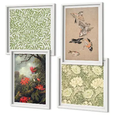 Billedvæg over sofa med motiv af blomster og fugle i naturlige omgivelser