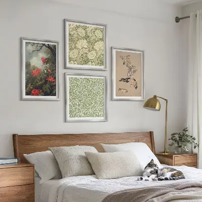 Billedvæg over sofa med motiv af blomster og fugle i naturlige omgivelser