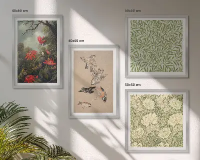 Billedvæg over sofa med motiv af blomster og fugle i naturlige omgivelser