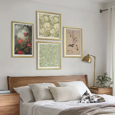 Billedvæg over sofa med motiv af blomster og fugle i naturlige omgivelser