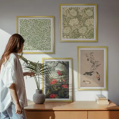 Billedvæg over sofa med motiv af blomster og fugle i naturlige omgivelser