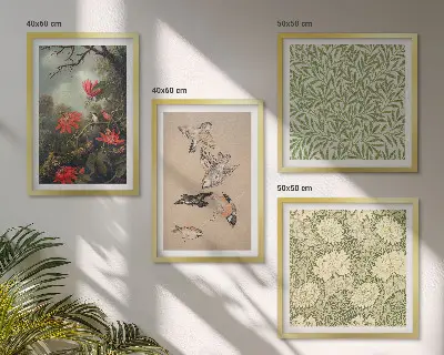 Billedvæg over sofa med motiv af blomster og fugle i naturlige omgivelser