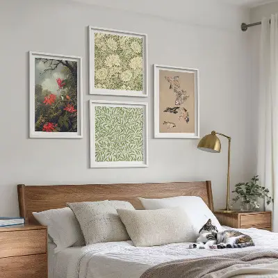 Billedvæg over sofa med motiv af blomster og fugle i naturlige omgivelser