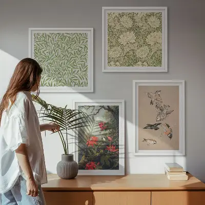 Billedvæg over sofa med motiv af blomster og fugle i naturlige omgivelser