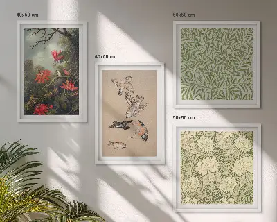 Billedvæg over sofa med motiv af blomster og fugle i naturlige omgivelser