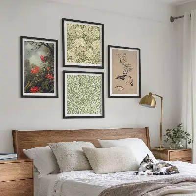 Billedvæg over sofa med motiv af blomster og fugle i naturlige omgivelser