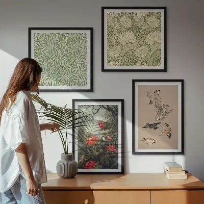 Billedvæg over sofa med motiv af blomster og fugle i naturlige omgivelser