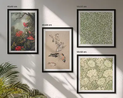 Billedvæg over sofa med motiv af blomster og fugle i naturlige omgivelser