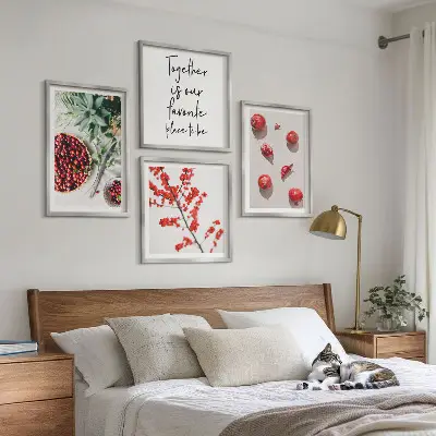 Billedvæg over sofa minimalistisk motiv af røde planter