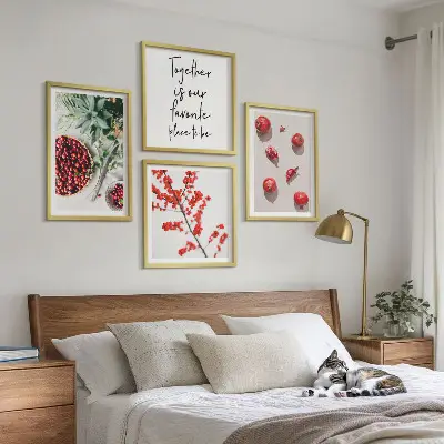 Billedvæg over sofa minimalistisk motiv af røde planter