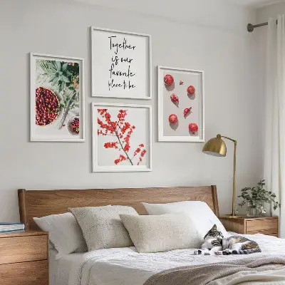 Billedvæg over sofa minimalistisk motiv af røde planter