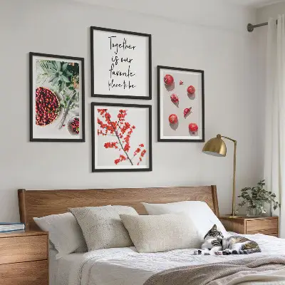 Billedvæg over sofa minimalistisk motiv af røde planter