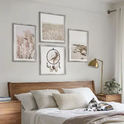 Billedvæg over sofa med motiv af græsmarker og strand i boho-stil
