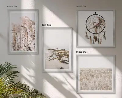 Billedvæg over sofa med motiv af græsmarker og strand i boho-stil