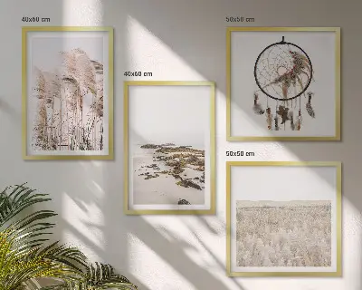 Billedvæg over sofa med motiv af græsmarker og strand i boho-stil
