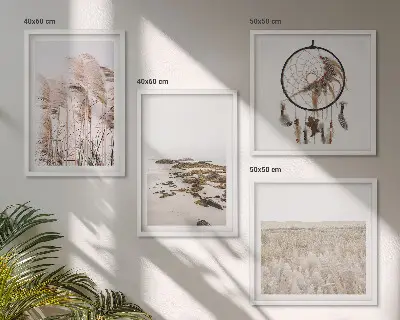 Billedvæg over sofa med motiv af græsmarker og strand i boho-stil