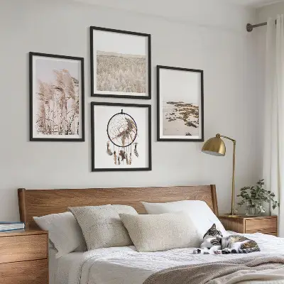 Billedvæg over sofa med motiv af græsmarker og strand i boho-stil