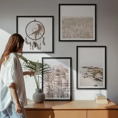 Billedvæg over sofa med motiv af græsmarker og strand i boho-stil