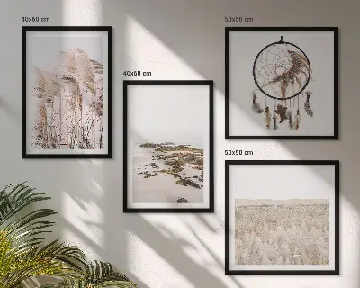 Billedvæg over sofa med motiv af græsmarker og strand i boho-stil