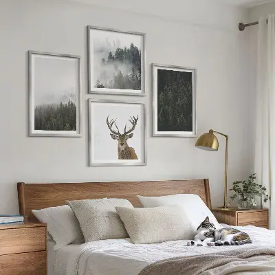 Billedsæt med ramme med motiv af grønne skove i et tåget landskab