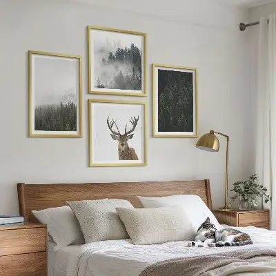Billedsæt med ramme med motiv af grønne skove i et tåget landskab