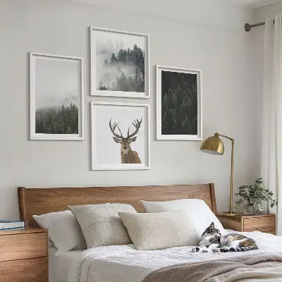 Billedsæt med ramme med motiv af grønne skove i et tåget landskab