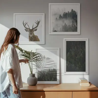 Billedsæt med ramme med motiv af grønne skove i et tåget landskab