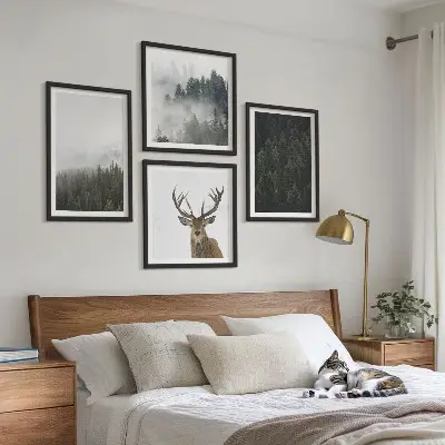 Billedsæt med ramme med motiv af grønne skove i et tåget landskab