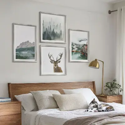Billedsæt med ramme med motiv af bjerge, sø, hjorte, hytte og tåge