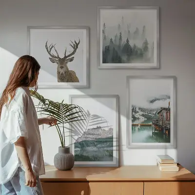 Billedsæt med ramme med motiv af bjerge, sø, hjorte, hytte og tåge