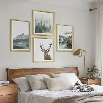 Billedsæt med ramme med motiv af bjerge, sø, hjorte, hytte og tåge