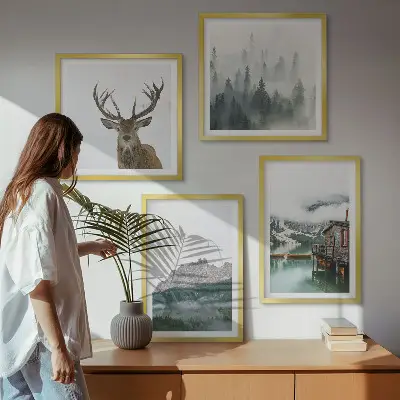Billedsæt med ramme med motiv af bjerge, sø, hjorte, hytte og tåge