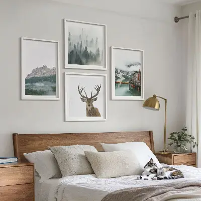 Billedsæt med ramme med motiv af bjerge, sø, hjorte, hytte og tåge
