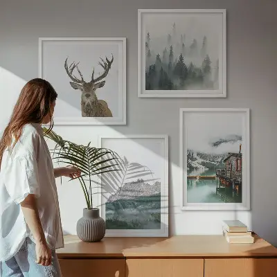 Billedsæt med ramme med motiv af bjerge, sø, hjorte, hytte og tåge