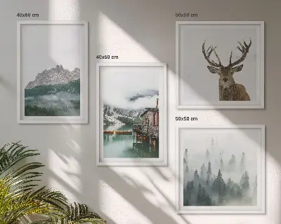 Billedsæt med ramme med motiv af bjerge, sø, hjorte, hytte og tåge