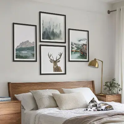 Billedsæt med ramme med motiv af bjerge, sø, hjorte, hytte og tåge