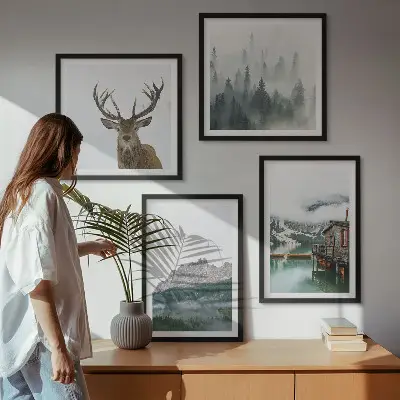 Billedsæt med ramme med motiv af bjerge, sø, hjorte, hytte og tåge